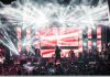 Cele mai noi concerte anunțate în România: ce artiști vin pe scenă în toamna lui 2026 Concert live cu lumini roșii și multțime de spectatori