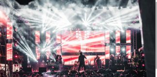 Cele mai noi concerte anunțate în România: ce artiști vin pe scenă în toamna lui 2026 Concert live cu lumini roșii și multțime de spectatori