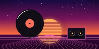 Ilustrație retro synthwave cu un disc de vinil, o casetă audio și un apus stilizat, simbol al muzicii anilor '80-'90