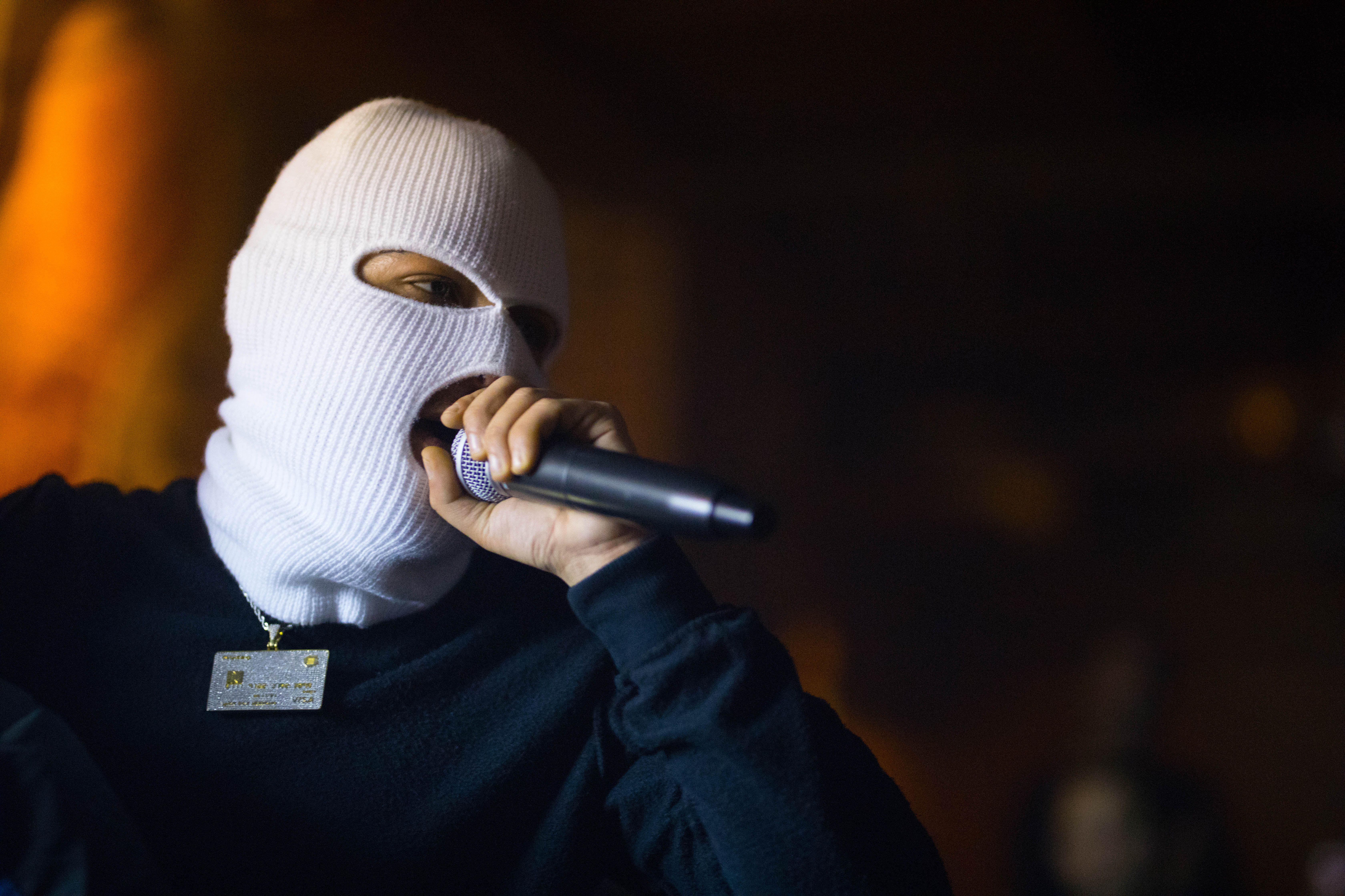 Tom Hardy album rap - rapper mascat la microfon