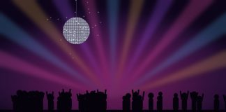 Italo Disco: sunetul electronic italian care a cucerit discotecile din România în anii ’80-’90 Glob de discotecă și siluete dansând sub lumini colorate, atmosferă retro anii 80 Italo Disco