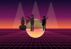 Siluete de muzicieni pe o scenă retro, sub lumini synthwave, ilustrație generică inspirată de atmosfera concertelor anilor 80