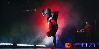 Break Dance în România Anilor ’90: Povestea Culturii de Stradă Care a Ajuns pe Scenele Mari Break Dance în România Anilor '90: Povestea Culturii de Stradă Care a Ajuns pe Scenele Mari