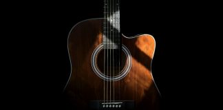 Cenaclul Flacăra: „Woodstock-ul românesc” care a adunat 6 milioane de spectatori acoustic guitar