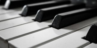 Margareta Pâslaru: povestea „mitului muzicii ușoare” românești piano keys
