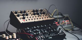 Rodion G.A.: trupa electronică din Cluj redescoperită de presa occidentală synthesizer