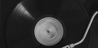 Vinilul revine în forță în 2026: cum readuce nostalgia anilor '80-'90 industria muzicii fizice
